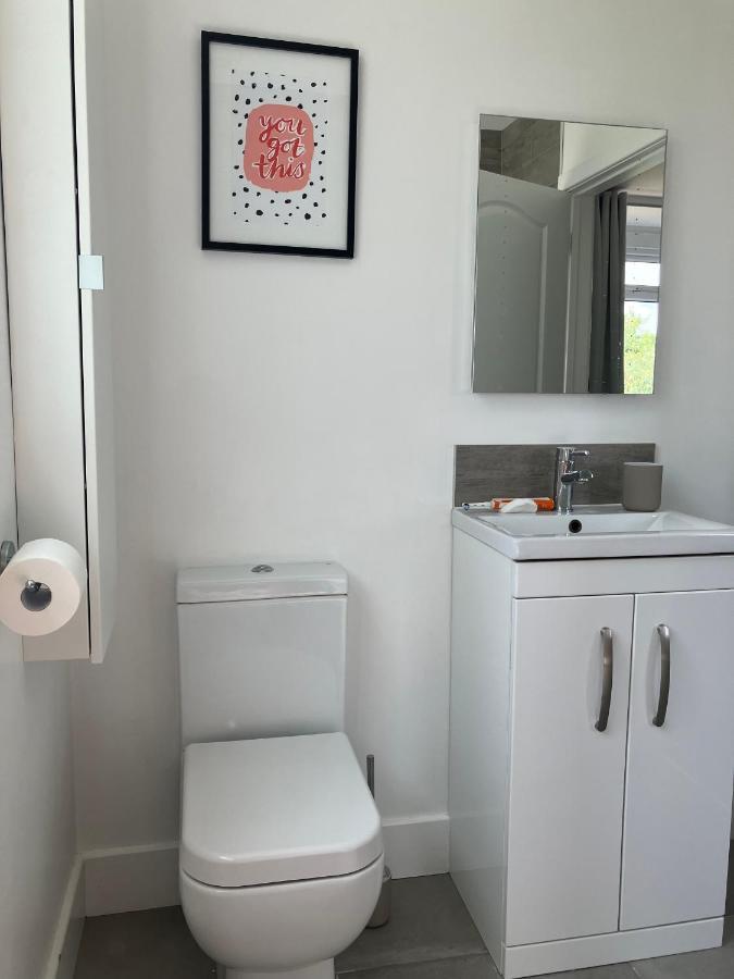 Beautiful 4 Double Bedroom House In Poole With Hot Tub, Near Sandbanks Exterior foto